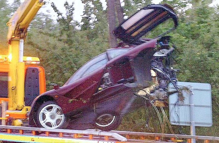 2011 - Maşina e distrusă complet după ce se ciocneşte de un copac