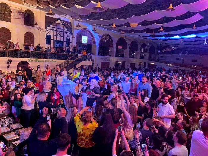 Viorica a dansat pe mese la concert