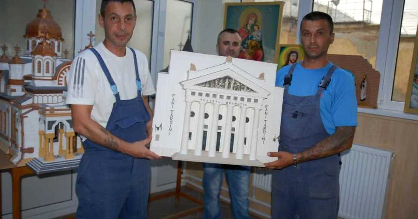 Macheta Dramaticului gălăţean este cea mai nouă realizare a celor doi deţinuţi. Foto: Adevărul