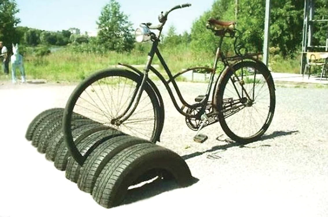 Îngroapă-le în nisip  şi fă din ele suport  pentru biciclete