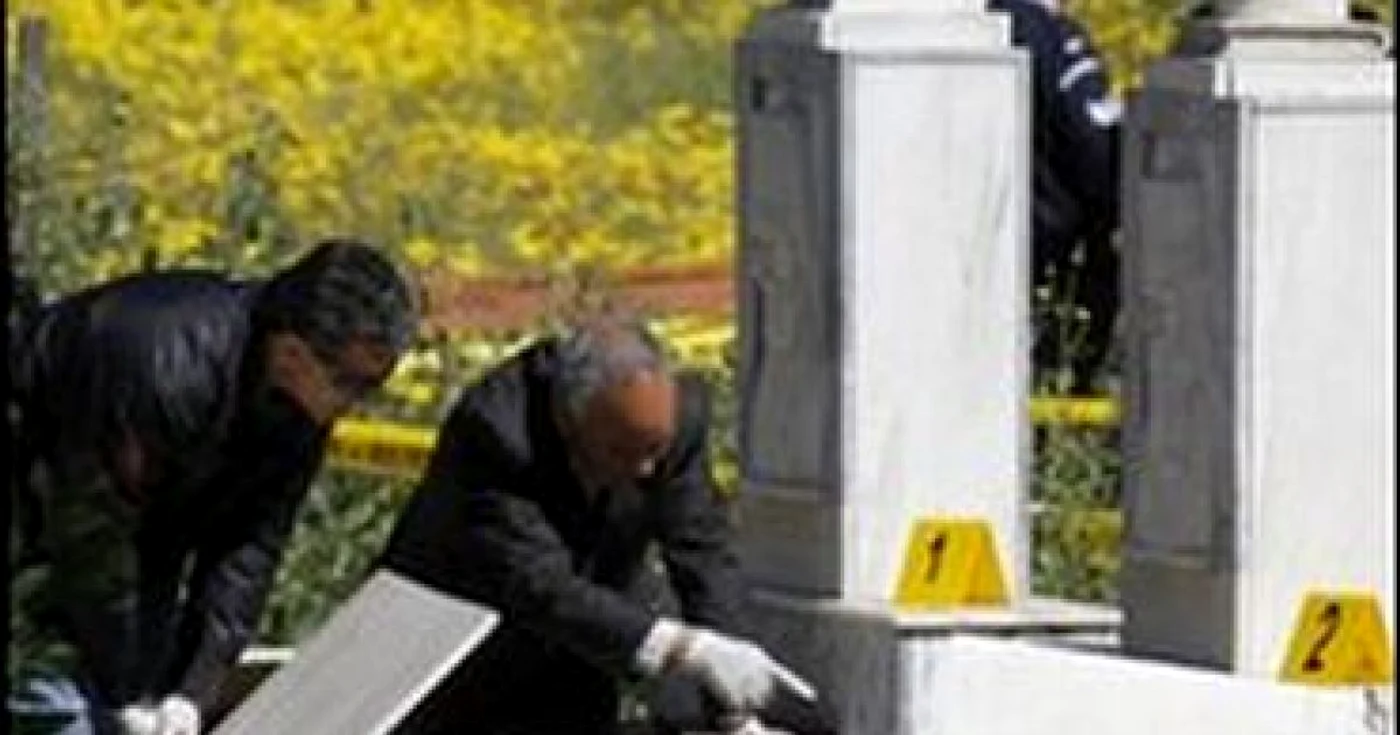 Bărbatul neagă că ar fi luat rămăşiţe umane din morminte