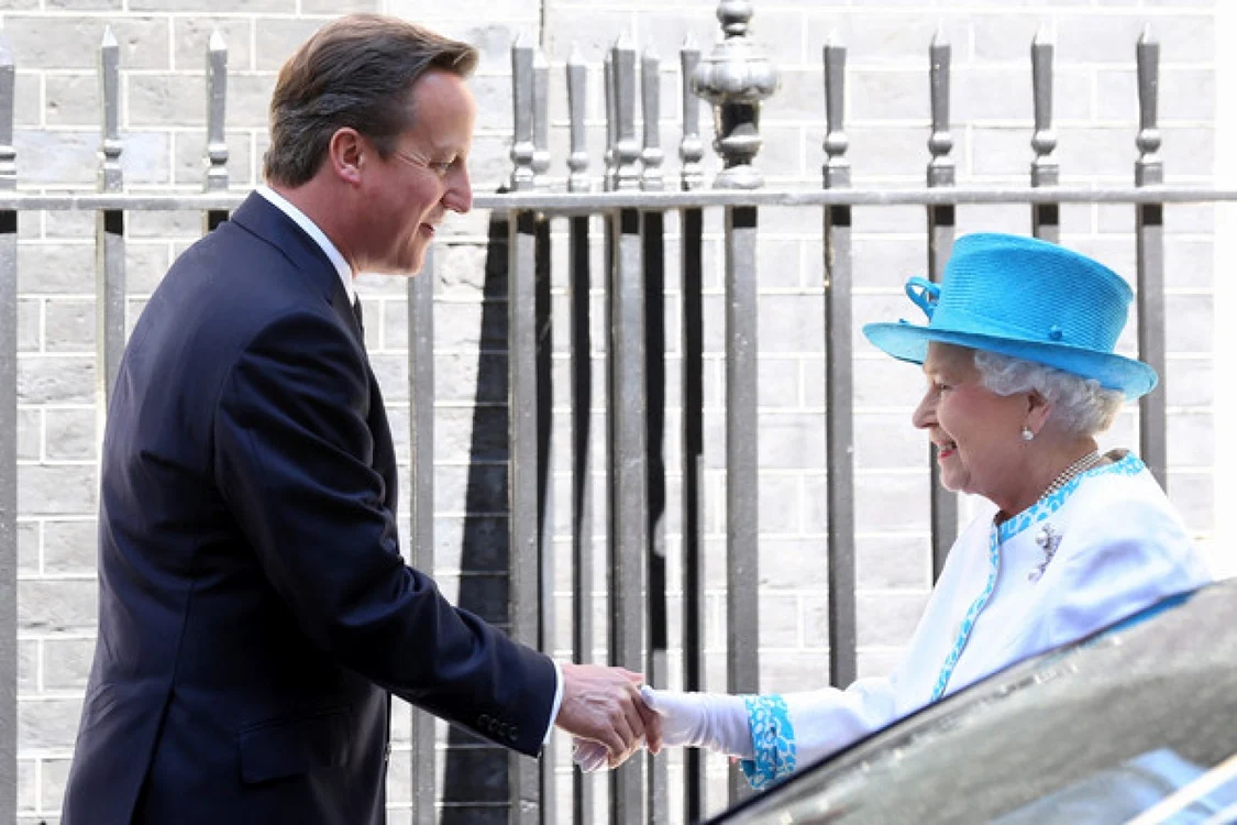 Regina Elisabeta a II-a, întâmpinată de David Cameron la o recepţie organită la Downing Street 10, reşedinţa oficială a premierului britanic, în iulie 2012 FOTO zimbio.com