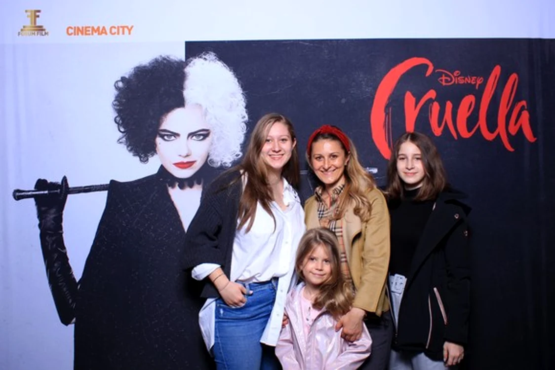 
    Cele trei fiice ale lui Pavel Bartoș, Rita, Eva și Sofia, au venit la film împreună cu mama lor, Anca  