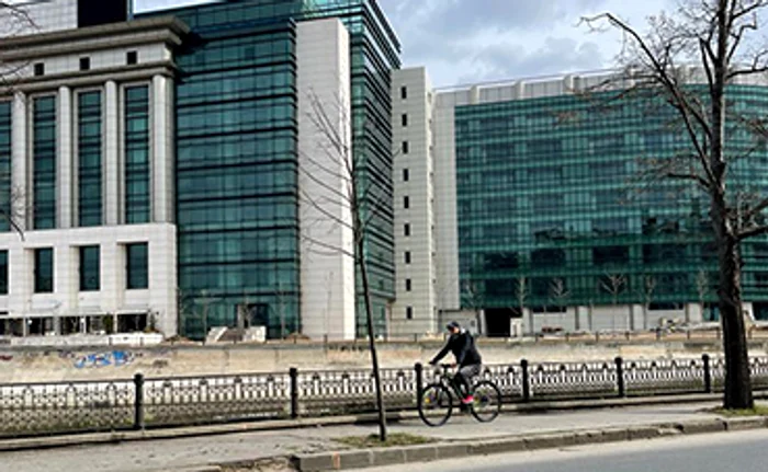 Simpaticul prezentator a fost surprins pe bicicletă în zona Unirii