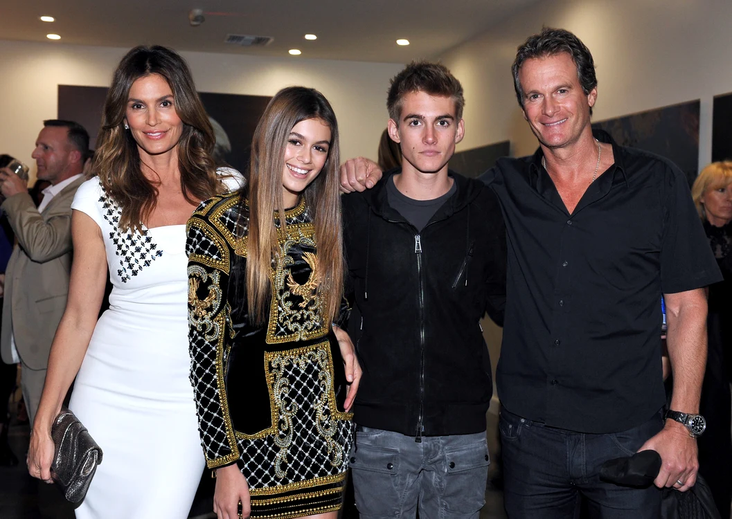 Cindy Crawford (stânga), cu fiica Kaia, fiul Presley și soțul Rande Gerber