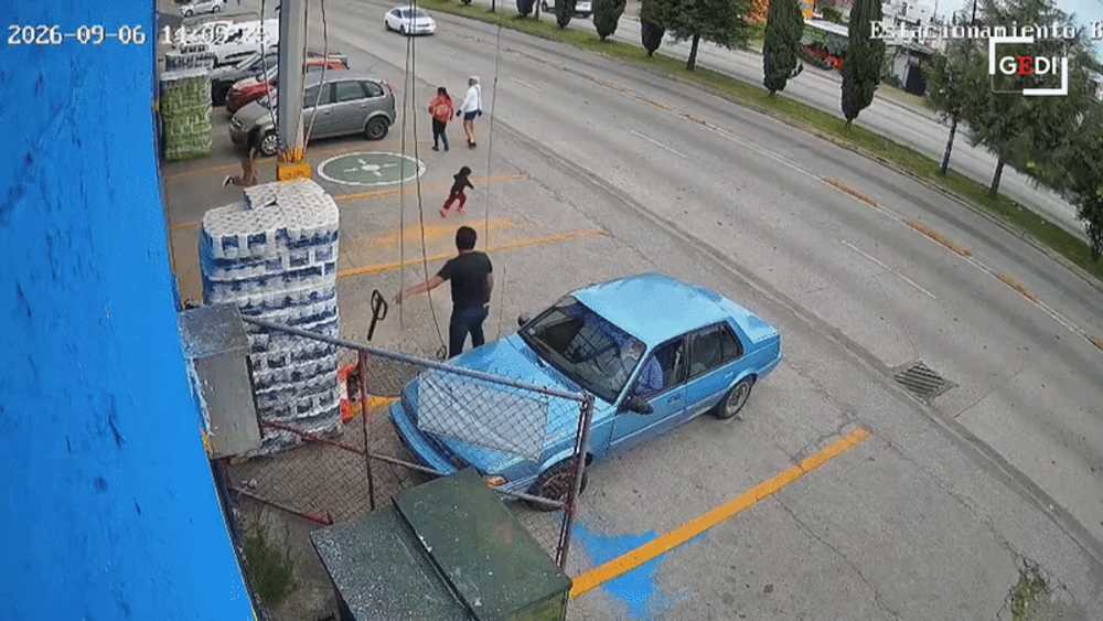 Momentul în care angajatul unui magazin salvează o fetiță din fața unei mașini, în ultima clipă. Critici la adresa tatălui
