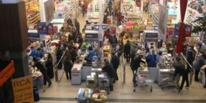 Craiova: Oltenii au stat mai bine de trei ore la coadă în supermarketuri