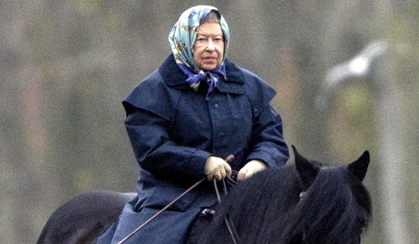 Nimic nu o relaxează mai mult pe Regina Elisabeta a II a decât o plimbare călare pe domeniul de la Balmoral jpeg