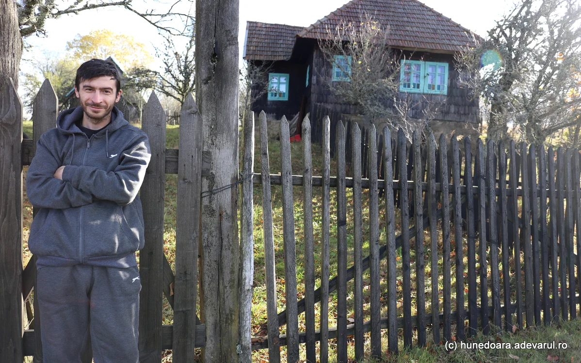 Raul, unul dintre hunedorenii care se bucură de liniștea satului Vadu Dobrii. Foto: Daniel Guță