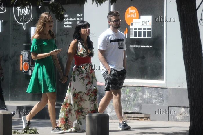 Larisa a venit însoțită de cei doi copii la notar, pentru a divorța de Alin Oprea de la Talismanfoto: Blitz/Click!