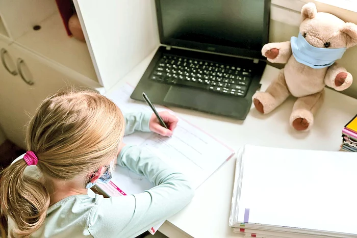 Distanţa  minimă impusă  s-a micşorat,  însă nici aşa nu  sunt suficiente  spaţii pentru toţi elevii 