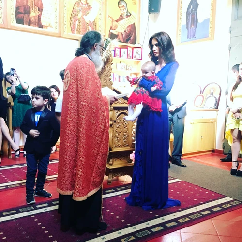 Geanina a fost moaşa fetiţei fratelui său