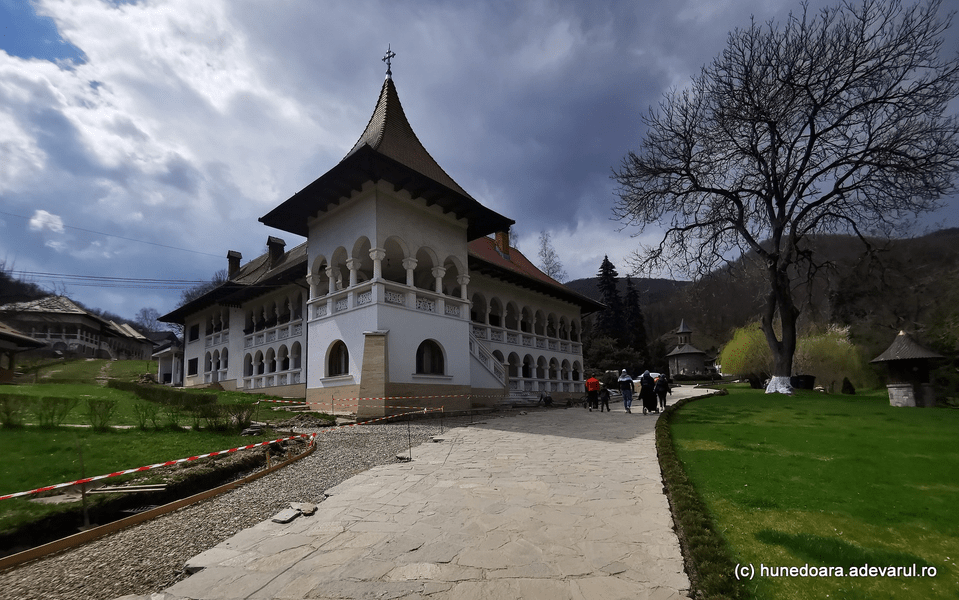 Mănăstirea Prislop, căutată de mii de turiști. Cine au fost oamenii legendari care i-au adus faima VIDEO