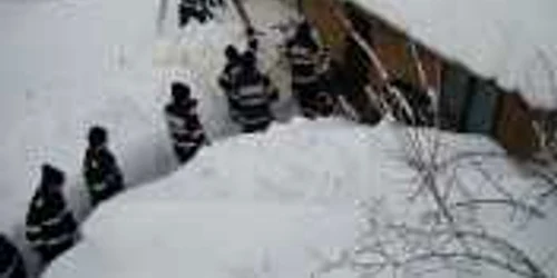 Pompierii au dezgropat din zăpadă casele teleormănenilor