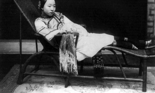 Moda picioarelor mici, cel mai înalt ideal de frumusețe feminină în China, timp de secole (foto: The Library of Congress)