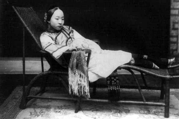 Moda picioarelor mici, cel mai înalt ideal de frumusețe feminină în China, timp de secole (foto: The Library of Congress)