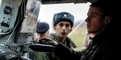 Un militar rus testeaza un sistem radioelectronic FOTO Sputnik