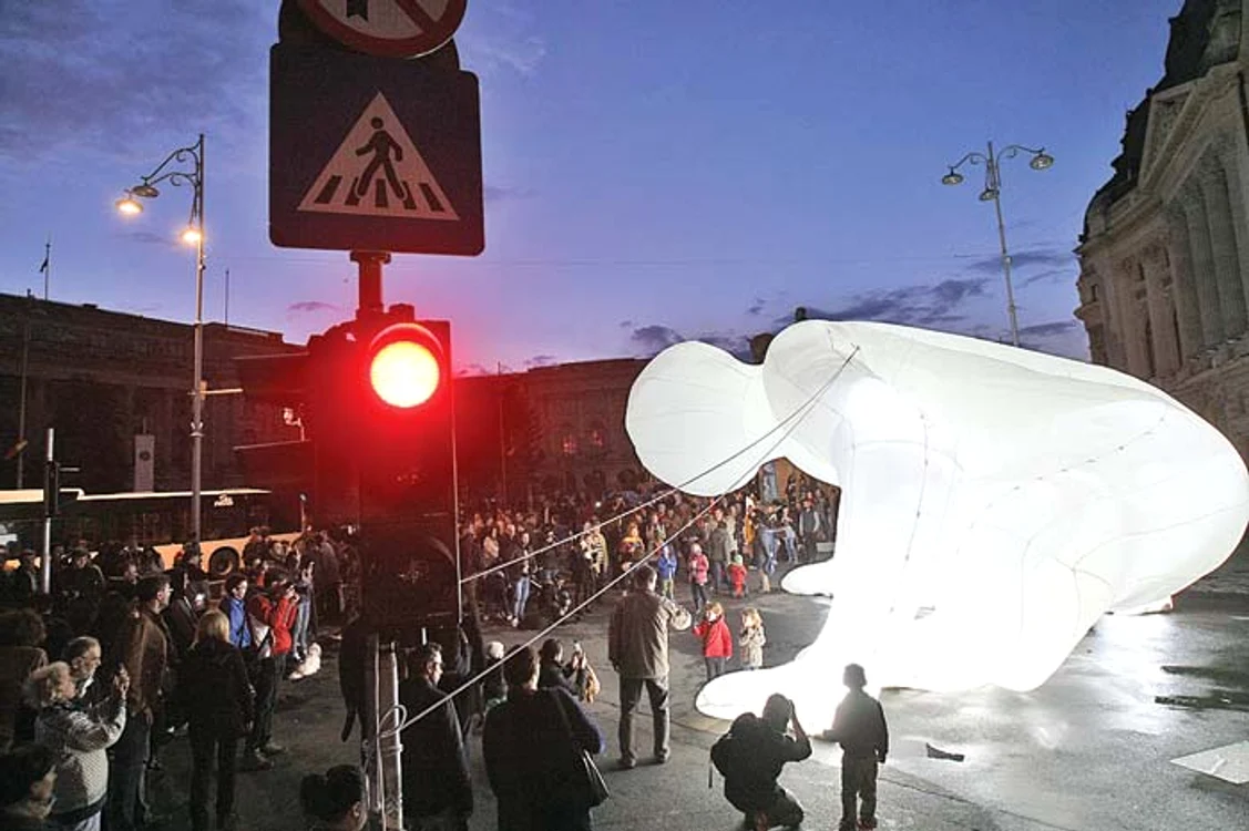 
    În Piaţa Revoluţiei a apărut  un gigant gonflabil și luminos,  cu o înălţime de 12 metrifotografii: Dorin Constanda  