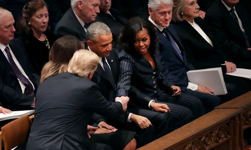 Donald Trump i a salutat doar pe soții Barack și Michelle Obama jpeg