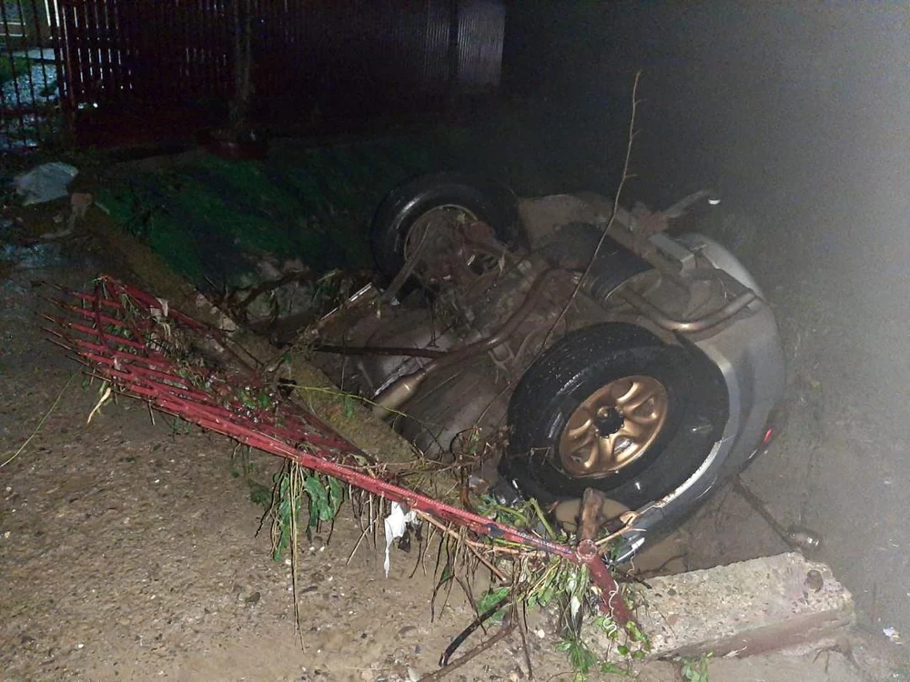 Mașina a fost băgată sub un podeț de viitura puternică