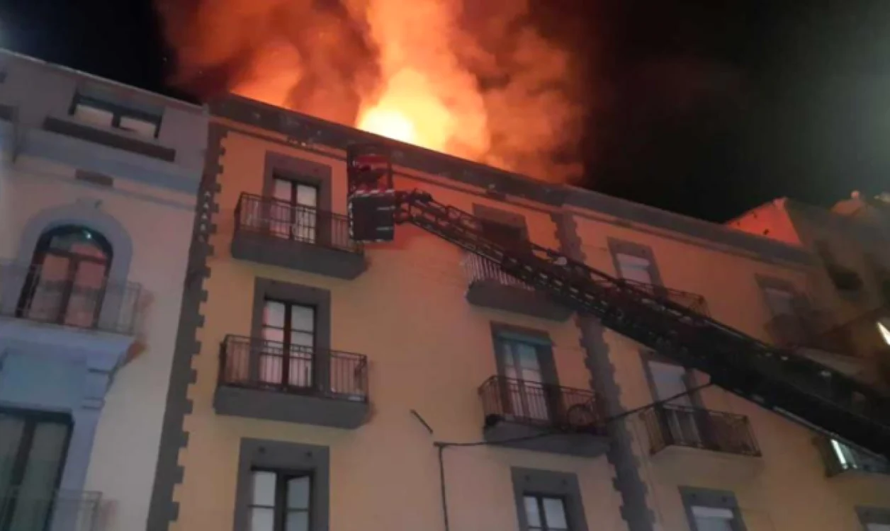 Blocul în care a izbucnit incendiul FOTO stiridiaspora.ro