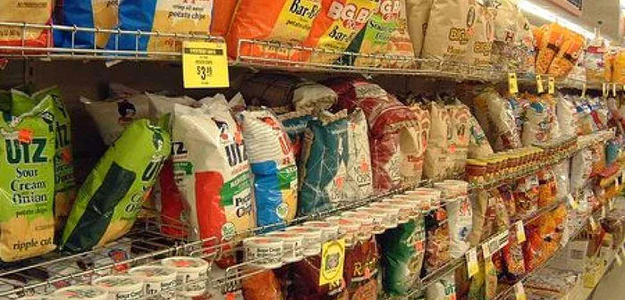 Romanii au cheltuit mai mult pentru alimente, insa consumul s-a redus