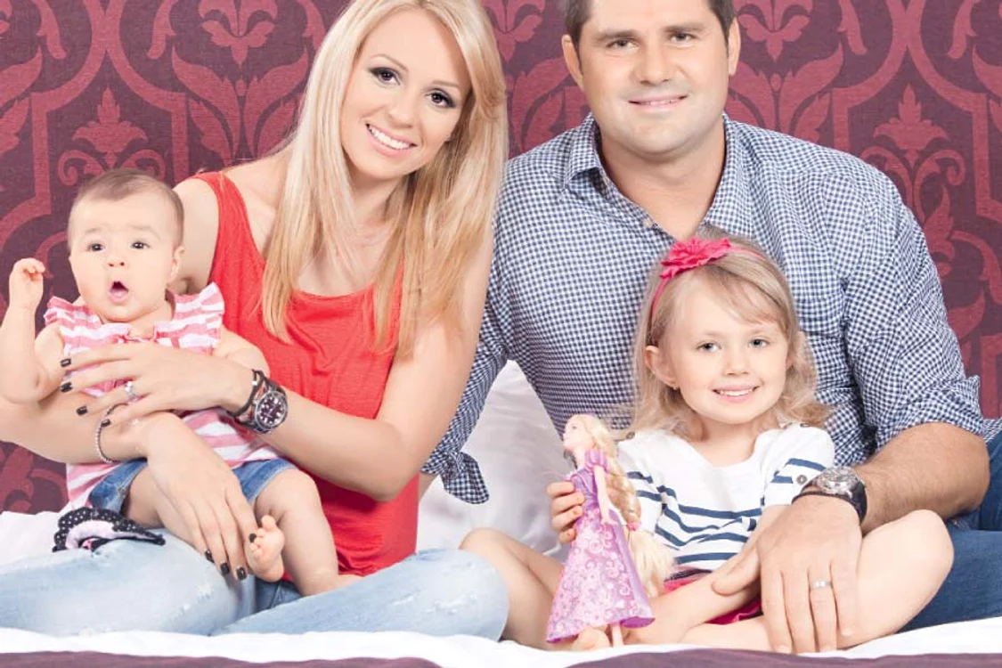 
    Catrinel Sandu şi  Gabriel Trifu au două  fetiţe, Sara (3 ani şi 10 luni)  şi Lara (5 luni) (FOTO: ok! românia)  
