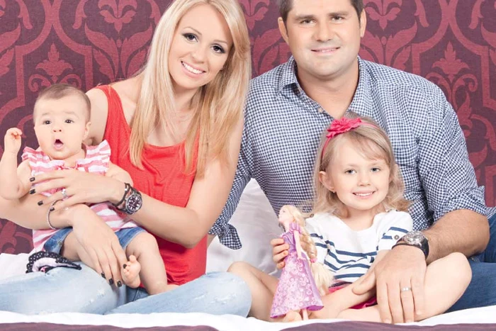 
    Catrinel Sandu şi  Gabriel Trifu au două  fetiţe, Sara (3 ani şi 10 luni)  şi Lara (5 luni) (FOTO: ok! românia)  