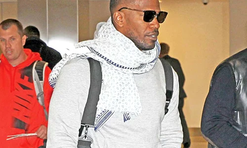 Jamie Foxx (47 de ani) a fost prins cu mâna la „bijuterii” în Boston jpeg
