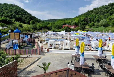 Ștrand în stațiunea Ocnele Mari din Vâlcea Foto Centru de Informare Turistică Ocnele Mari