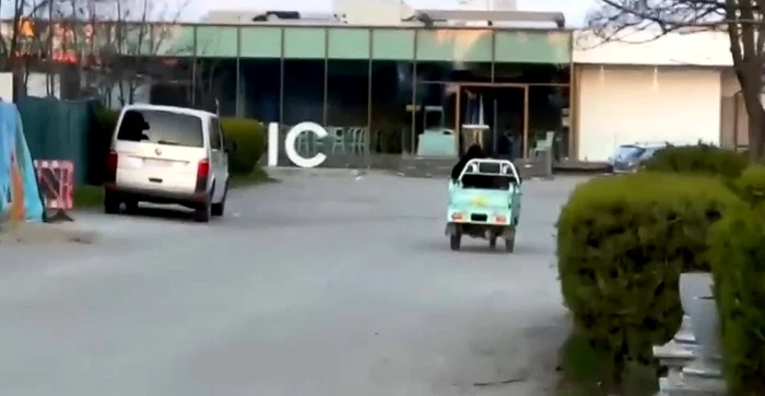 Doi bărbaţi, băuţi şi puşi pe glume, au fugit de maşina de poliţie pe triciclu / foto: captură video
