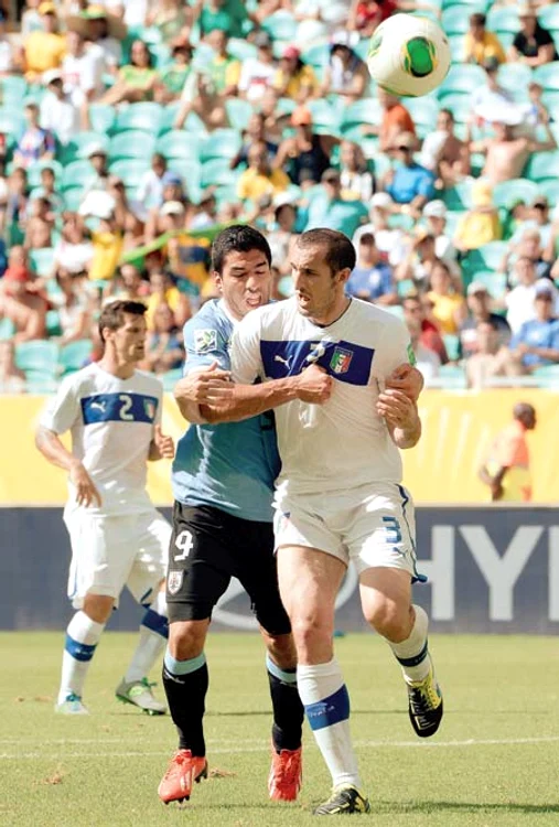 Luis Suarez a vrut, de asemenea, să-l muşte de umăr pe acelaşi Chiellini. Atunci, l-a ratat de puţin