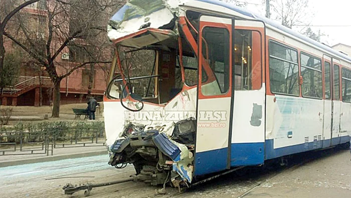 
    Vatmanii schimbau  ieri macazul manualFoto: Sever Gheorghe/ Brigada Rutieră  
