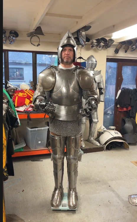 Va alerga cu o armură de 27 kg (Foto: Profimedia)