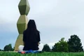Irina Rimes a încărcat o fotografie în care priveşte lucrarea sa preferată, "Coloana infinitului" jpeg
