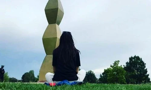 Irina Rimes a încărcat o fotografie în care priveşte lucrarea sa preferată, "Coloana infinitului" jpeg