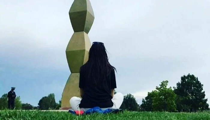 Irina Rimes a încărcat o fotografie în care priveşte lucrarea sa preferată, "Coloana infinitului"