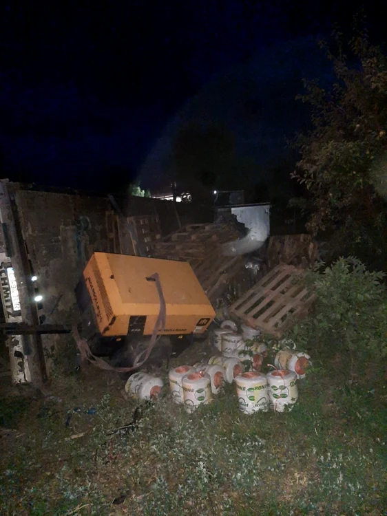 TIR-ul a rupt gardul, răsturnându-se în două gospodării FOTO: amator