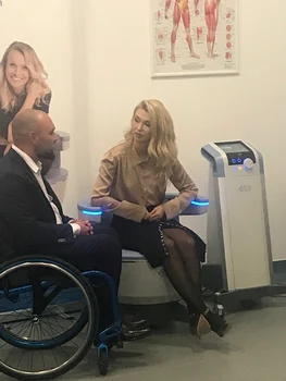 Andreea Bălan testează fotoliul minune la clinică Sursa Alina Erimia