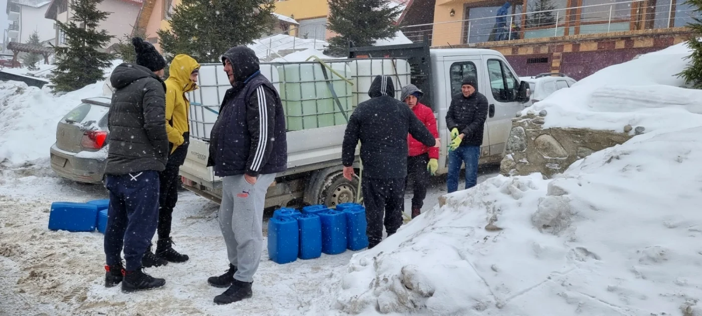 Cabanierii aduc apă de la zeci de kilometri Foto: Constantin Pănescu