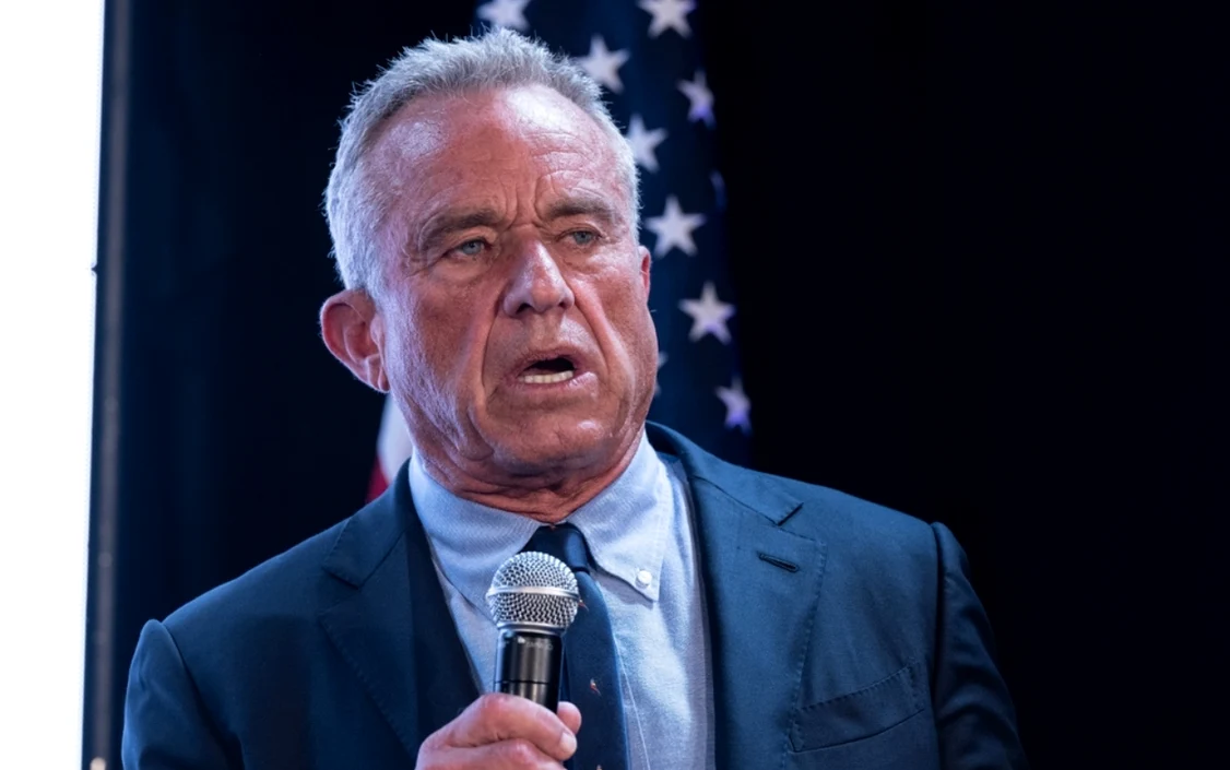 Robert F. Kennedy Jr. a prins doi şerpi pe terasa unei vile / foto: arhiva Click!