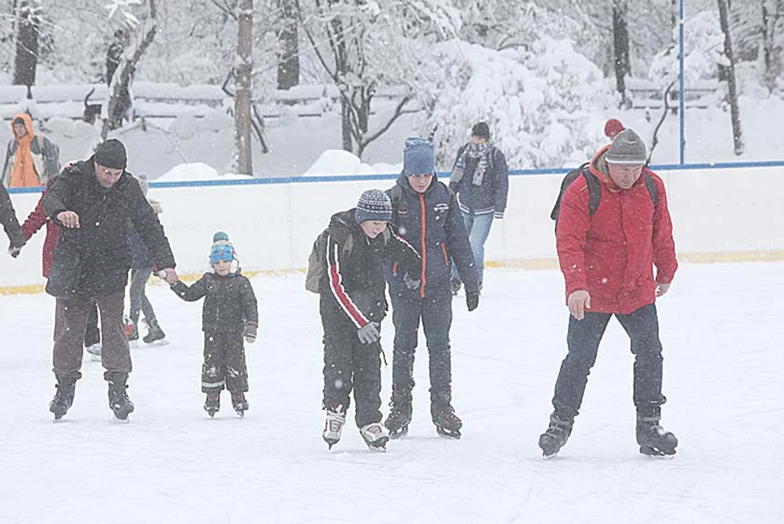 La patinoar. Începători sau experimentați,  toți simt magia  gheții pe patine