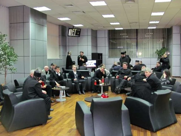 Peste 50 de preoți din Transilvania au așteptat Lumina Sfântă la aeroportul din Cluj