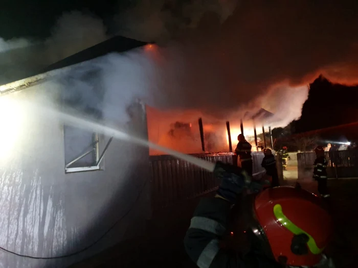 Incendiul a cuprins toată gospodăria FOTO Adevărul