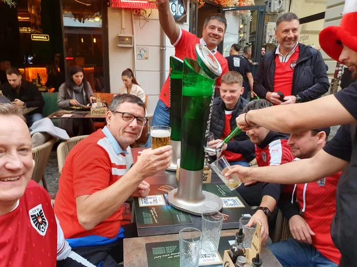Fanii Austriei au luat cu asalt Centrul Vechi (FOTO: Adrian Popescu)