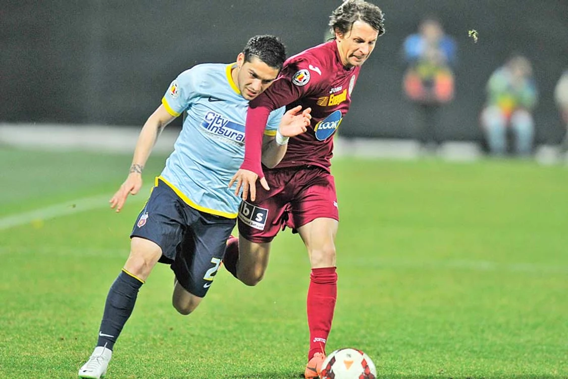 
    Stanciu a ratat  deschiderea  scorului,  trimiţând  balonul în bară (Foto: mediafax)  