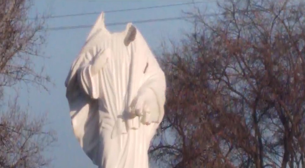 Românul care a vandalizat statuia Fecioarei Maria din orașul maghiar Dunavecse a fost arestat