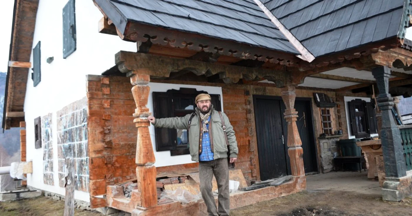 Maxim Dumitraş,în faţa casei sale din Sângeorz-Băi FOTO: Paul Axinte