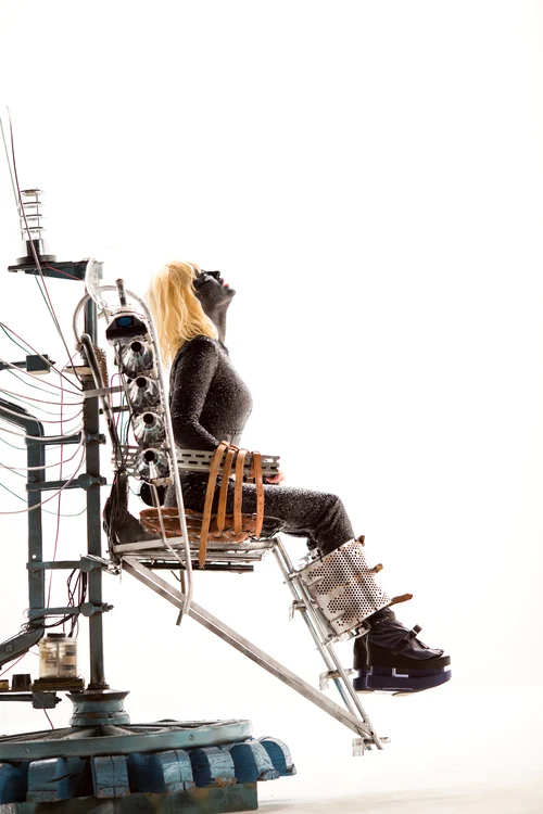 Scenele îndrăznețe nu lipsesc din cel mai recent videoclip al Loredanei