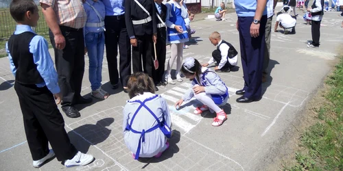 Elevii s-au întrecut ăi în desene pe asfalt FOTO